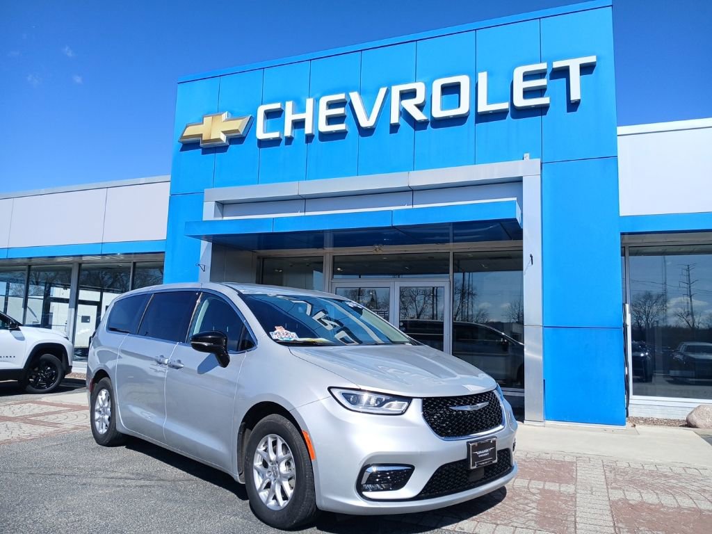 Used 2024 Chrysler Pacifica Touring-L image 11