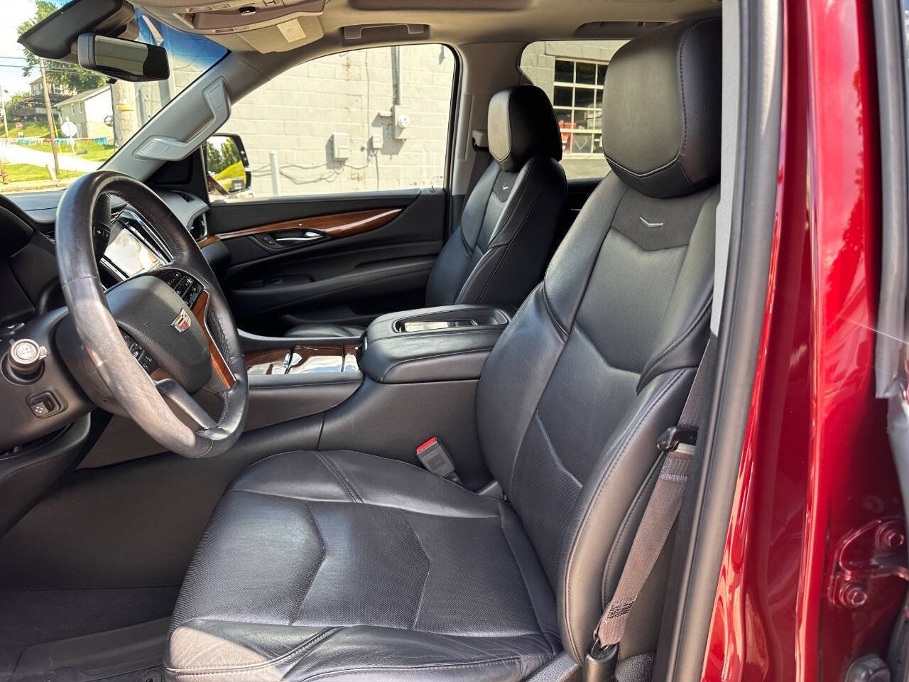 Used 2017 Cadillac Escalade Luxury AWD/4WD image 2