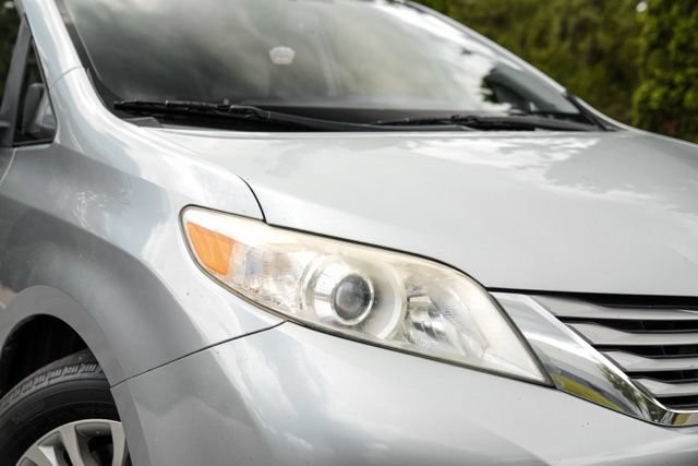 Used 2015 Toyota Sienna XLE w/ XLE Navigation Package FWD image 8