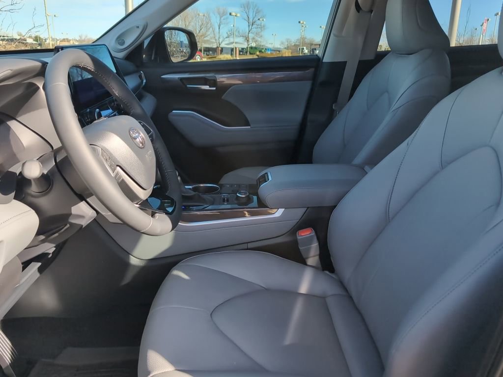 Used 2026 Toyota Highlander Limited image 11