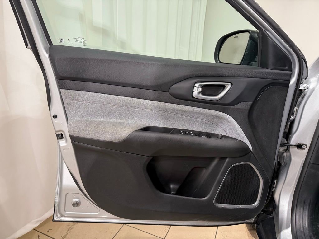 Used 2024 Jeep Compass Latitude image 15