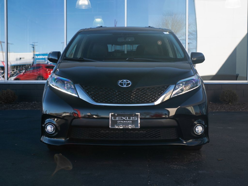 Used 2016 Toyota Sienna SE Premium image 2