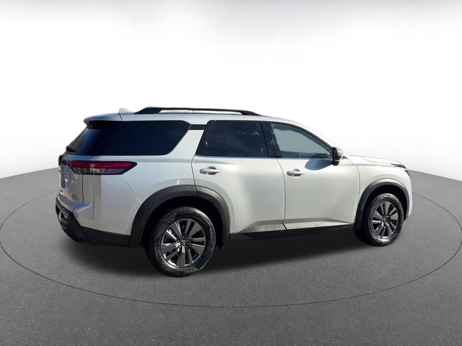 Used 2025 Nissan Pathfinder SV image 15