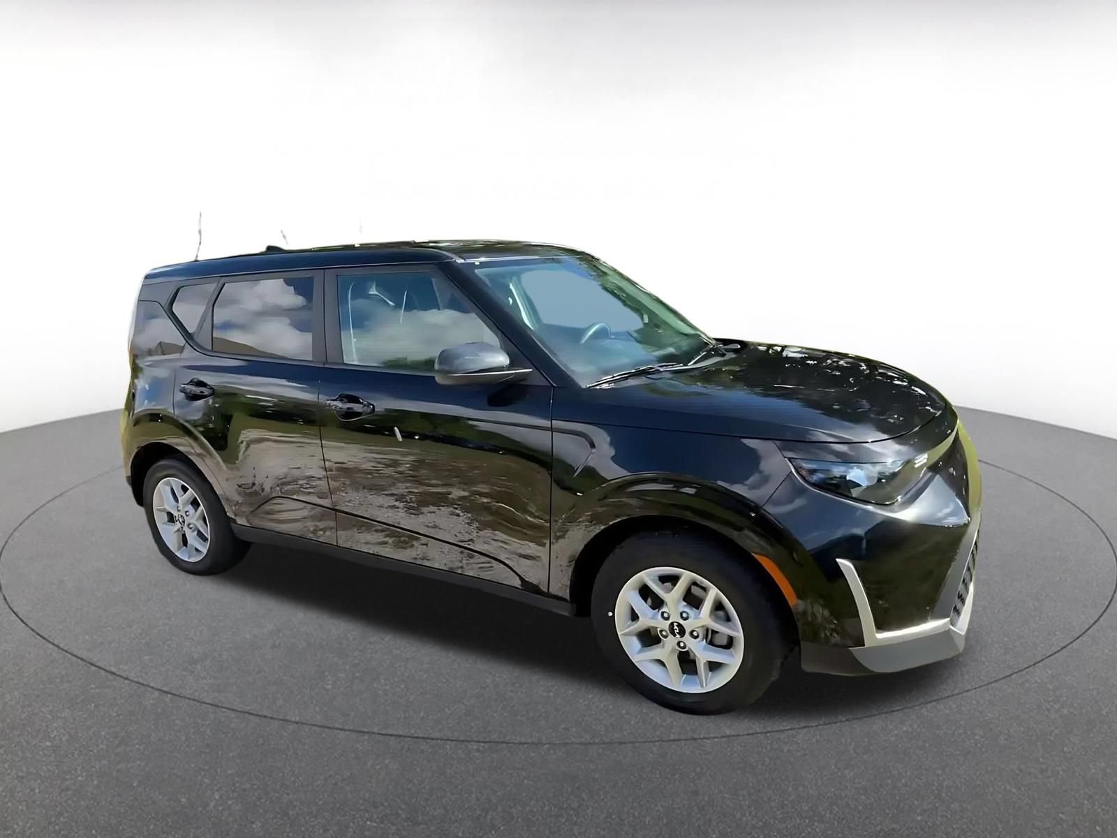 Used 2025 Kia Soul LX w/ LX Technology Package FWD image 2