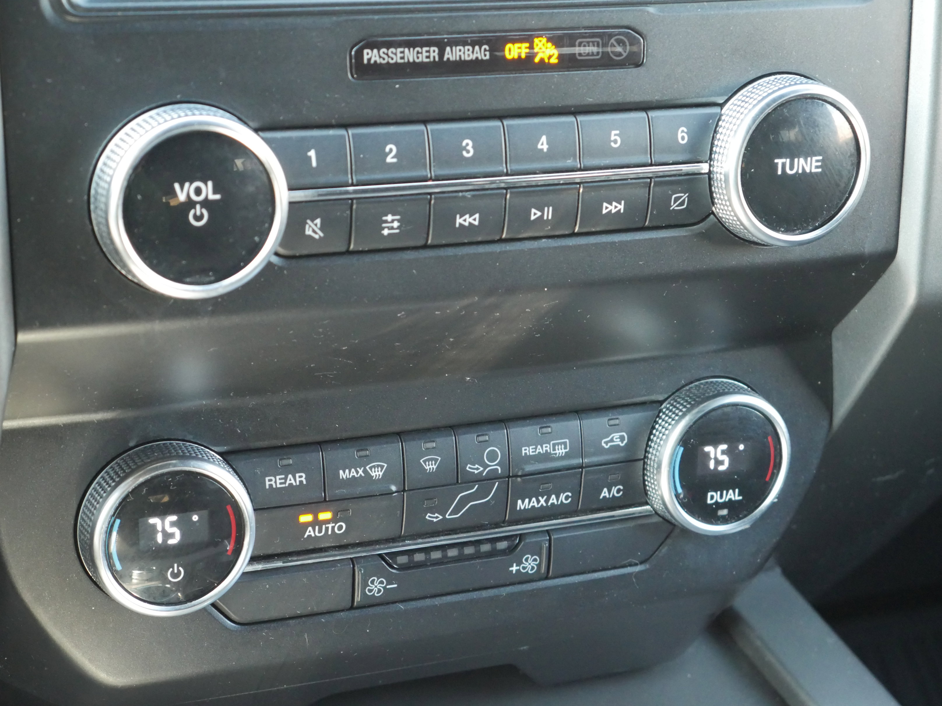 Used 2019 Ford Expedition XLT w/ Equipment Group 201A AWD/4WD image 13