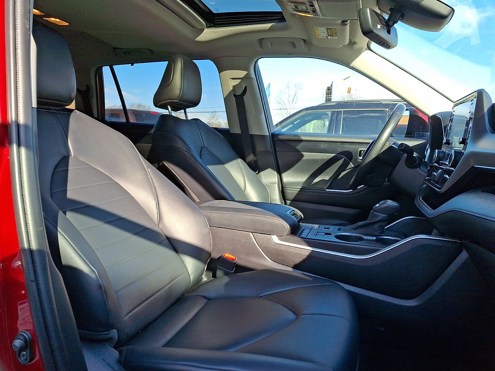 Used 2021 Toyota Highlander XLE image 30