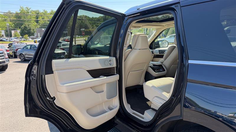 Used 2021 Lincoln Navigator Reserve w/ Luxury Package AWD/4WD image 43