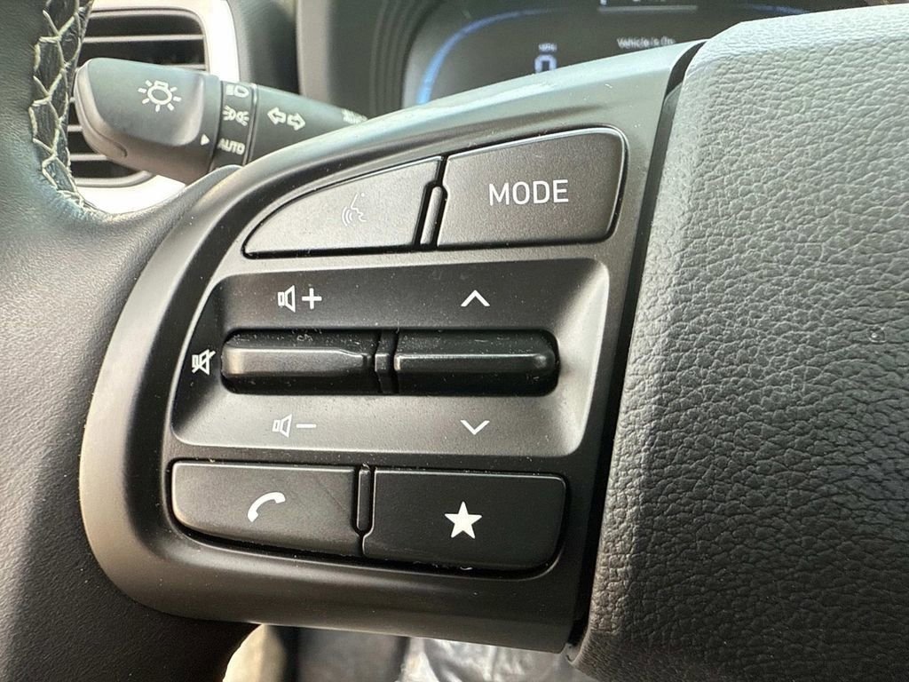 Used 2024 Hyundai Venue Limited FWD image 16