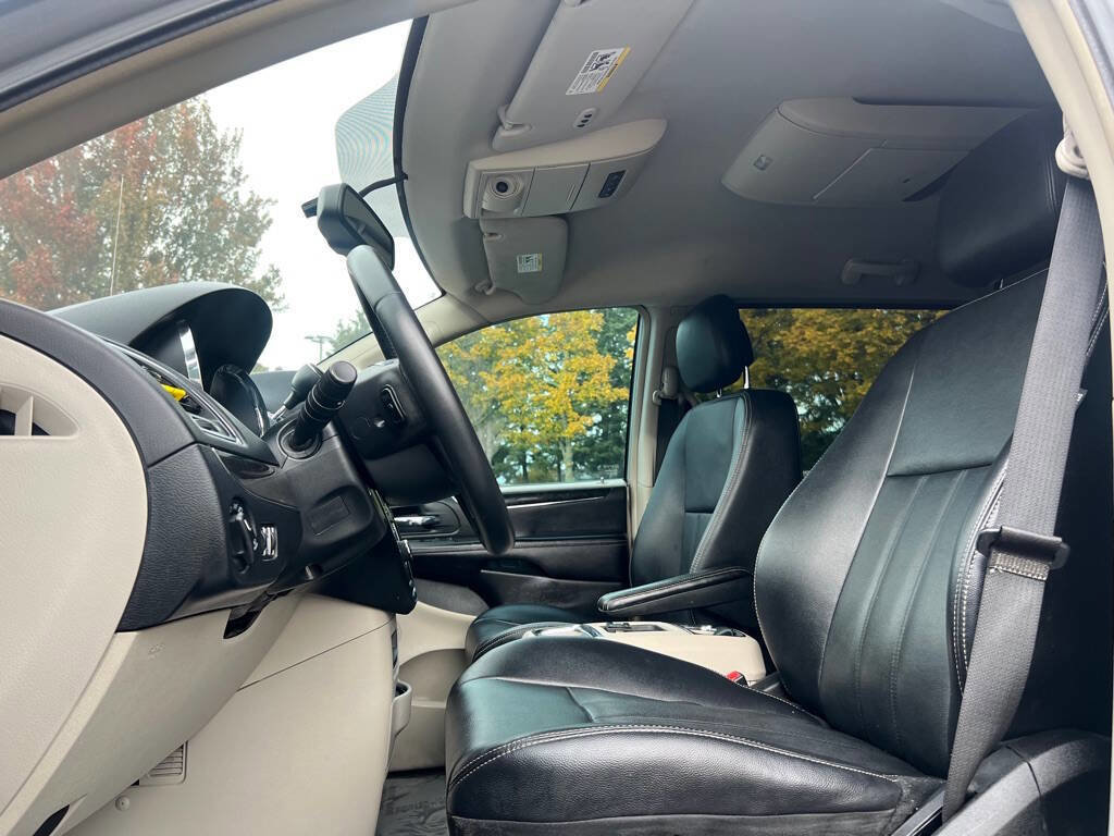 Used 2013 Chrysler Town & Country Touring image 9