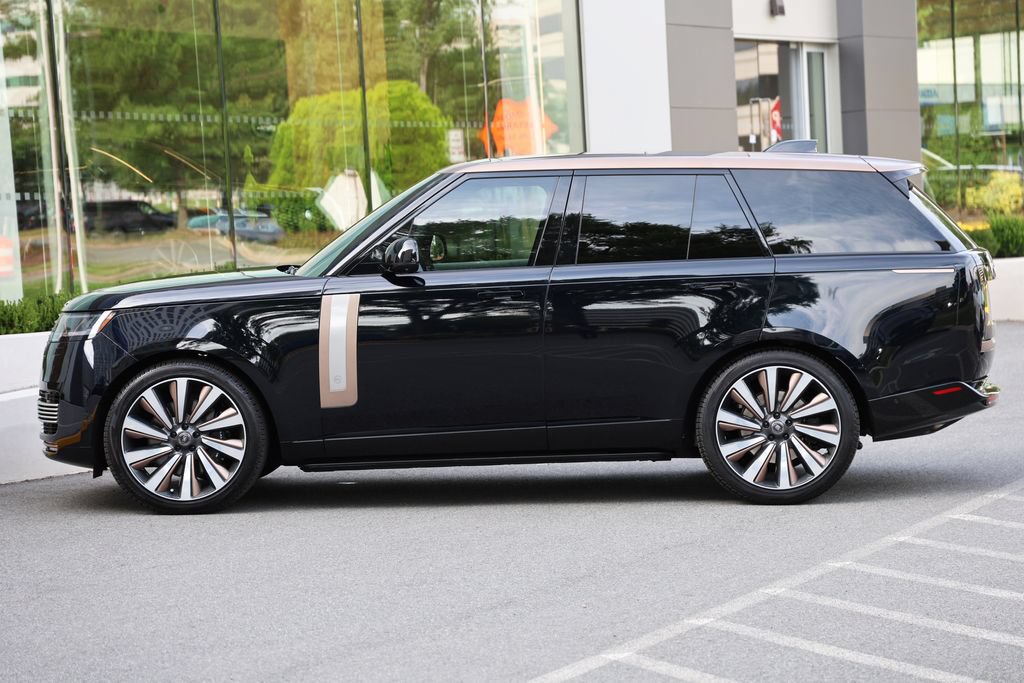 Used 2024 Land Rover Range Rover SV AWD/4WD image 2