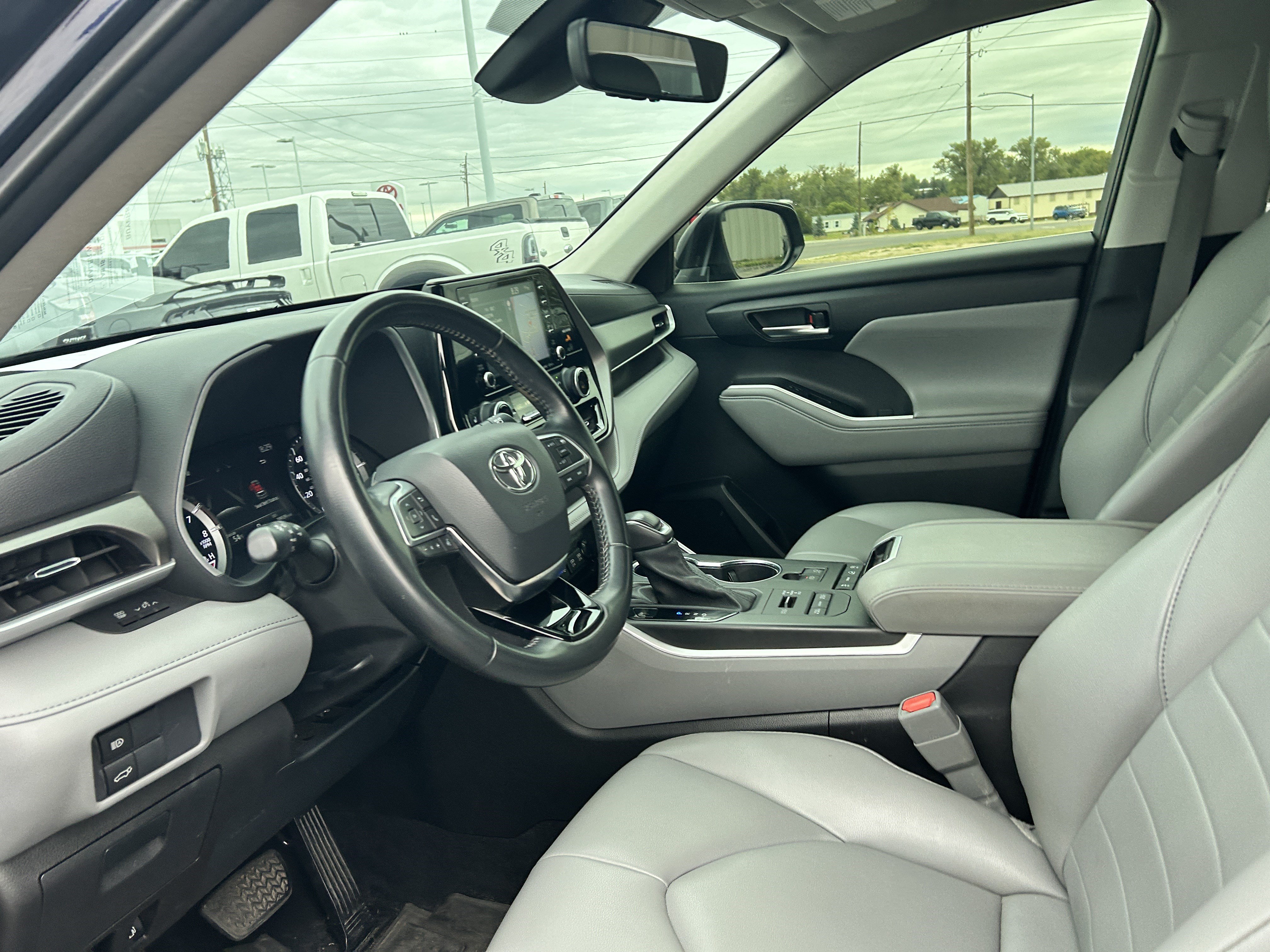 Used 2021 Toyota Highlander XLE AWD/4WD image 9