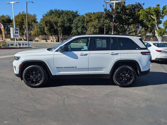 Used 2024 Jeep Grand Cherokee Altitude image 12
