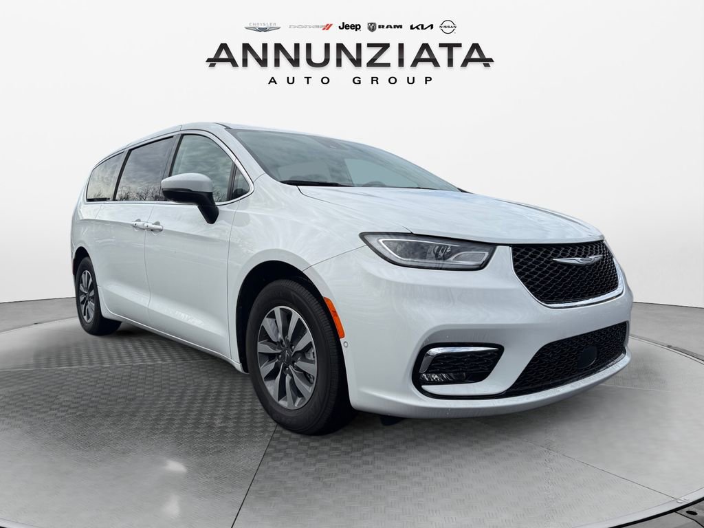 Certified 2023 Chrysler Pacifica Touring-L w/ Uconnect Theater Family Group image 7