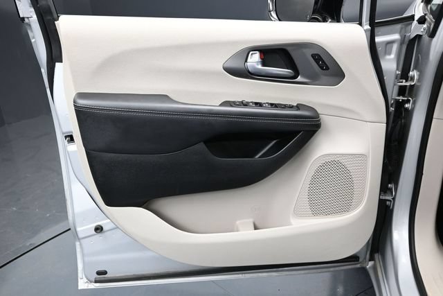 Certified 2024 Chrysler Pacifica Touring-L FWD image 16