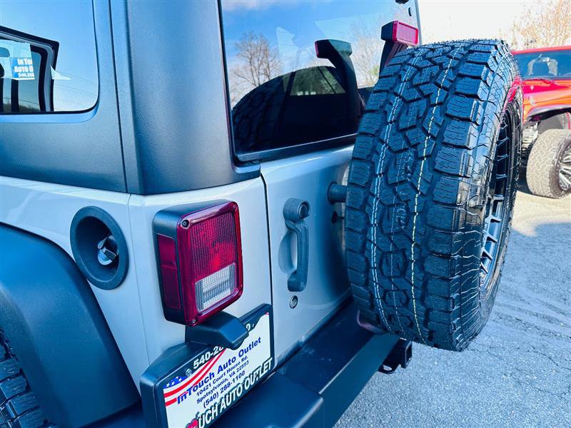 Used 2012 Jeep Wrangler Unlimited Rubicon w/ Max Tow Pkg image 15