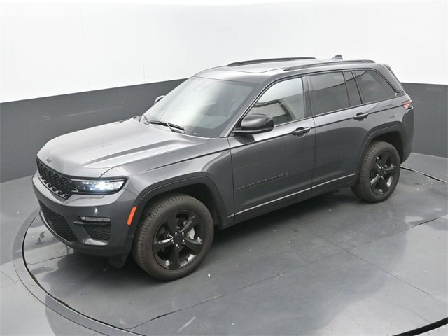 Used 2025 Jeep Grand Cherokee Limited w/ Black Appearance Package image 16