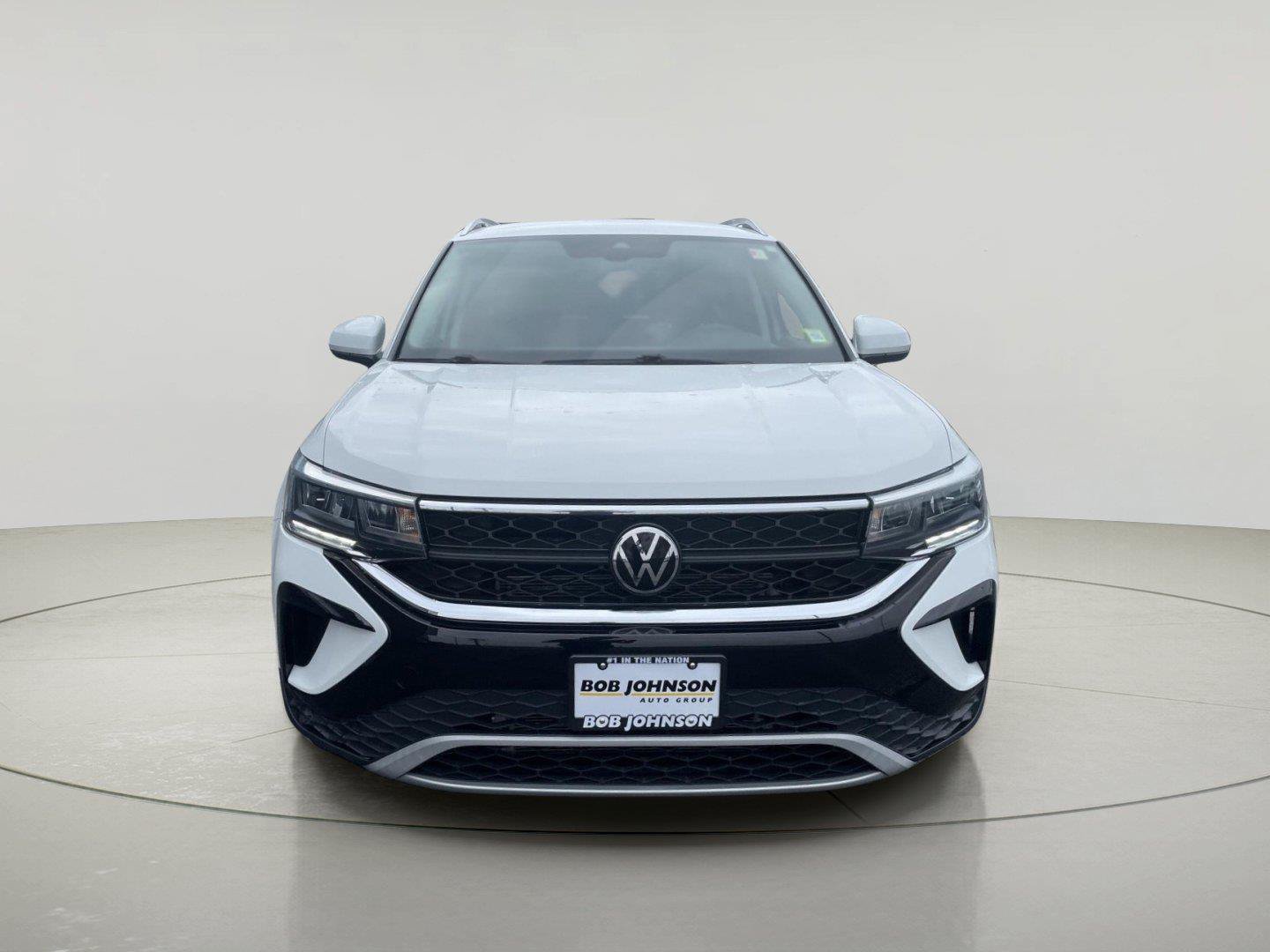 Used 2024 Volkswagen Taos SE AWD/4WD image 2
