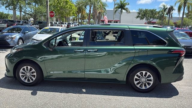 Certified 2022 Toyota Sienna XLE image 4