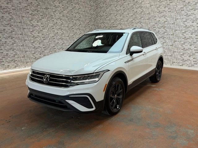 Used 2024 Volkswagen Tiguan SE w/ Panoramic Sunroof Package FWD image 3