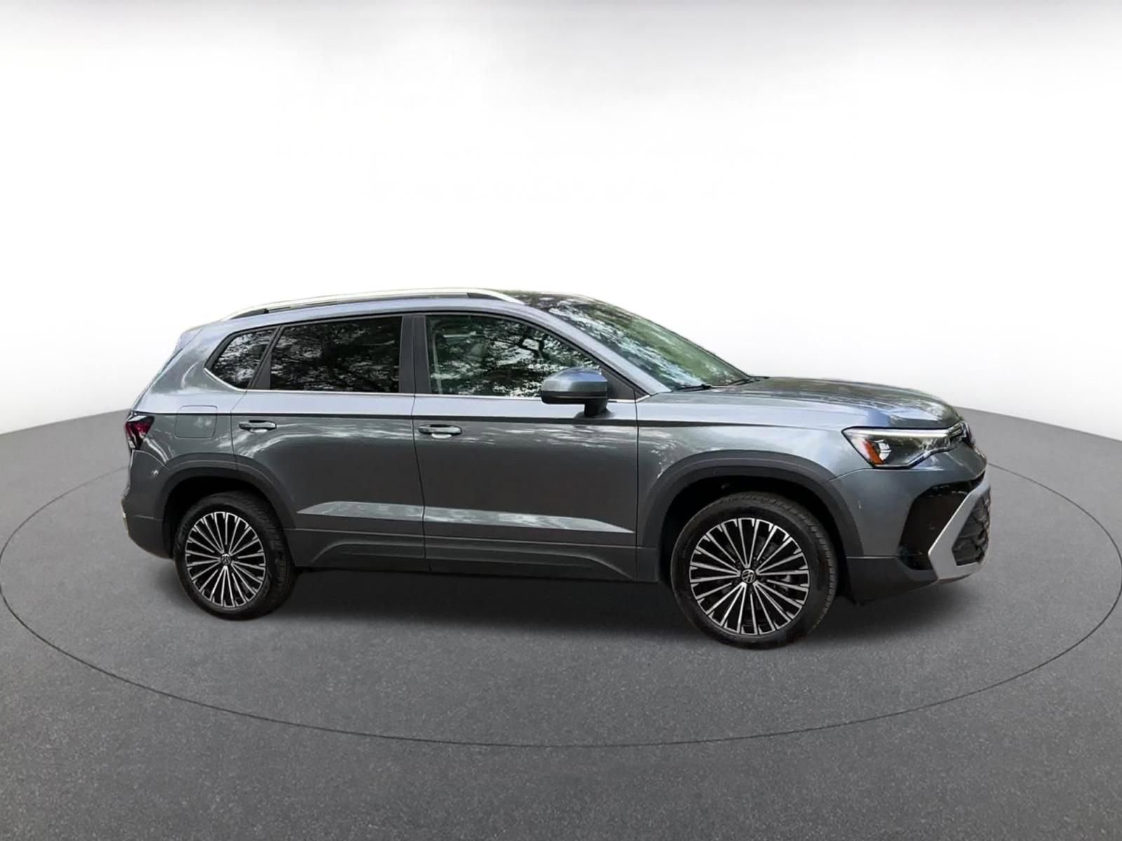 Used 2025 Volkswagen Taos SE image 2