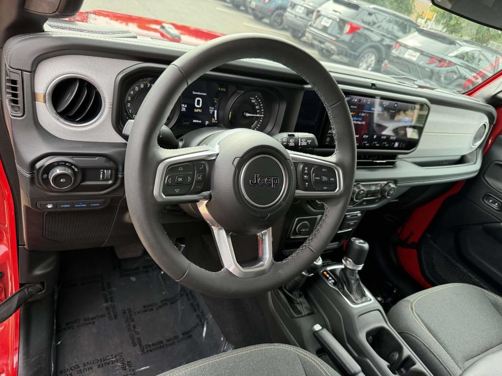 Used 2025 Jeep Wrangler Unlimited Sahara AWD/4WD image 2