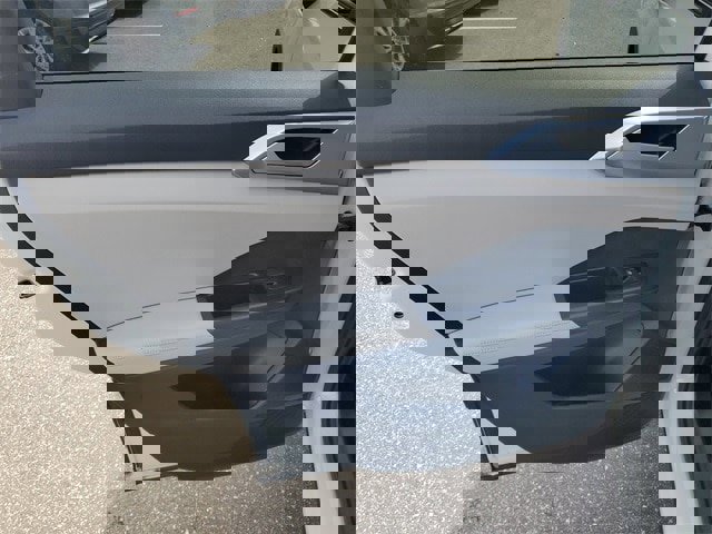 Certified 2025 Volkswagen Taos SE w/ Panoramic Sunroof Package image 9