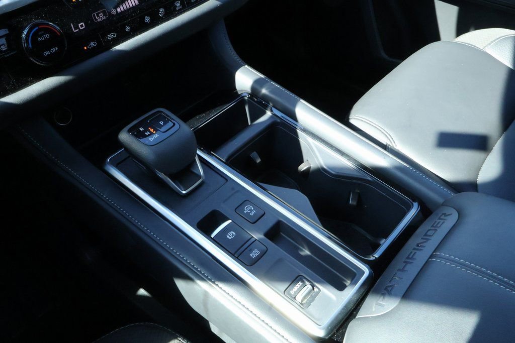 Used 2025 Nissan Pathfinder SL image 15