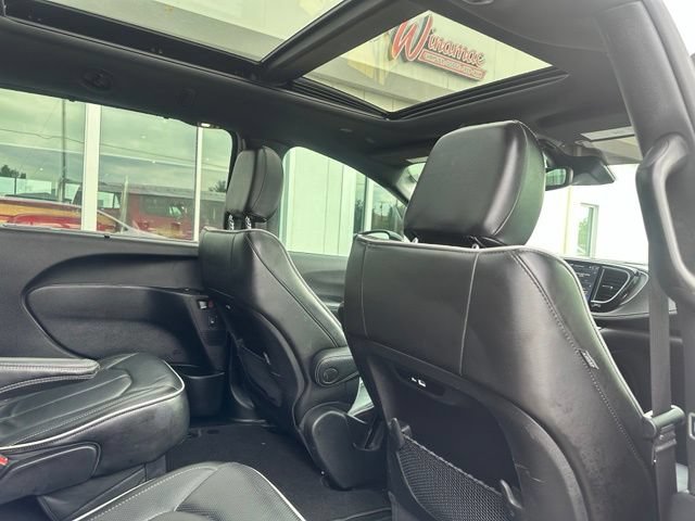 Used 2025 Chrysler Pacifica Limited FWD image 16