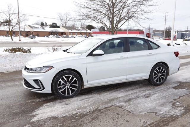 Used 2025 Volkswagen Jetta SE image 9