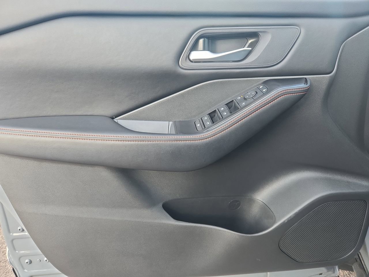 Certified 2025 Nissan Rogue SV image 28