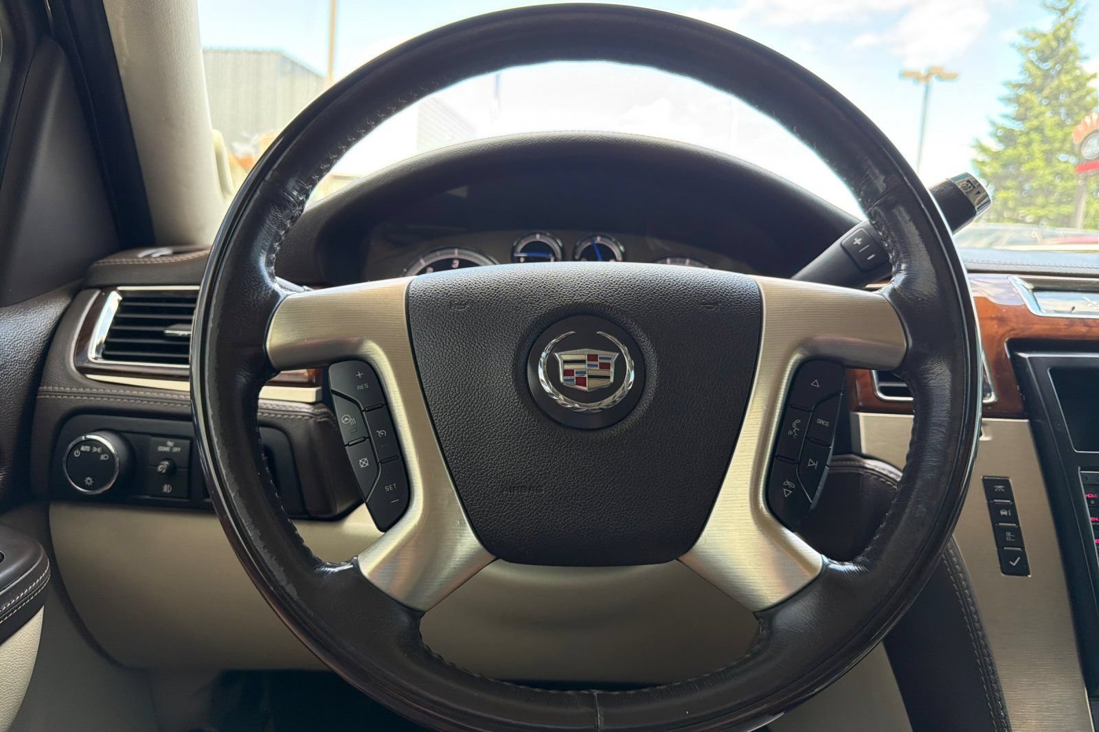 Used 2013 Cadillac Escalade ESV Platinum AWD/4WD image 25