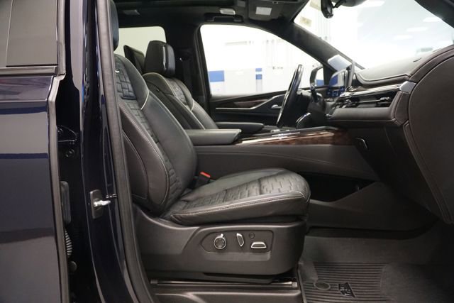Used 2023 Cadillac Escalade Sport Platinum w/ LPO, ONYX Package AWD/4WD image 19