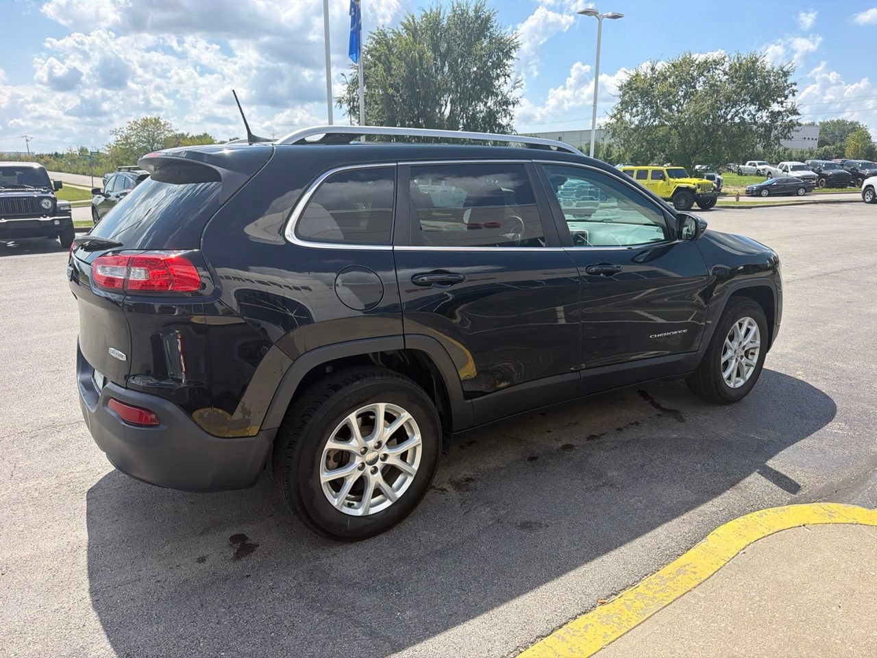 Used 2018 Jeep Cherokee Latitude Plus AWD/4WD image 10