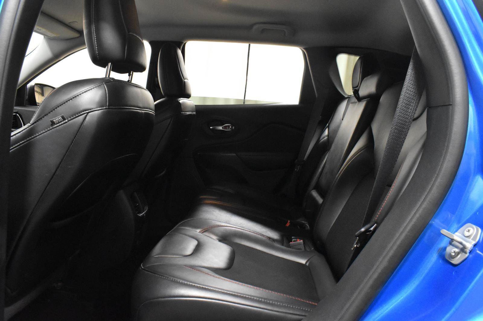Used 2020 Jeep Cherokee Trailhawk w/ Cold Weather Group AWD/4WD image 8