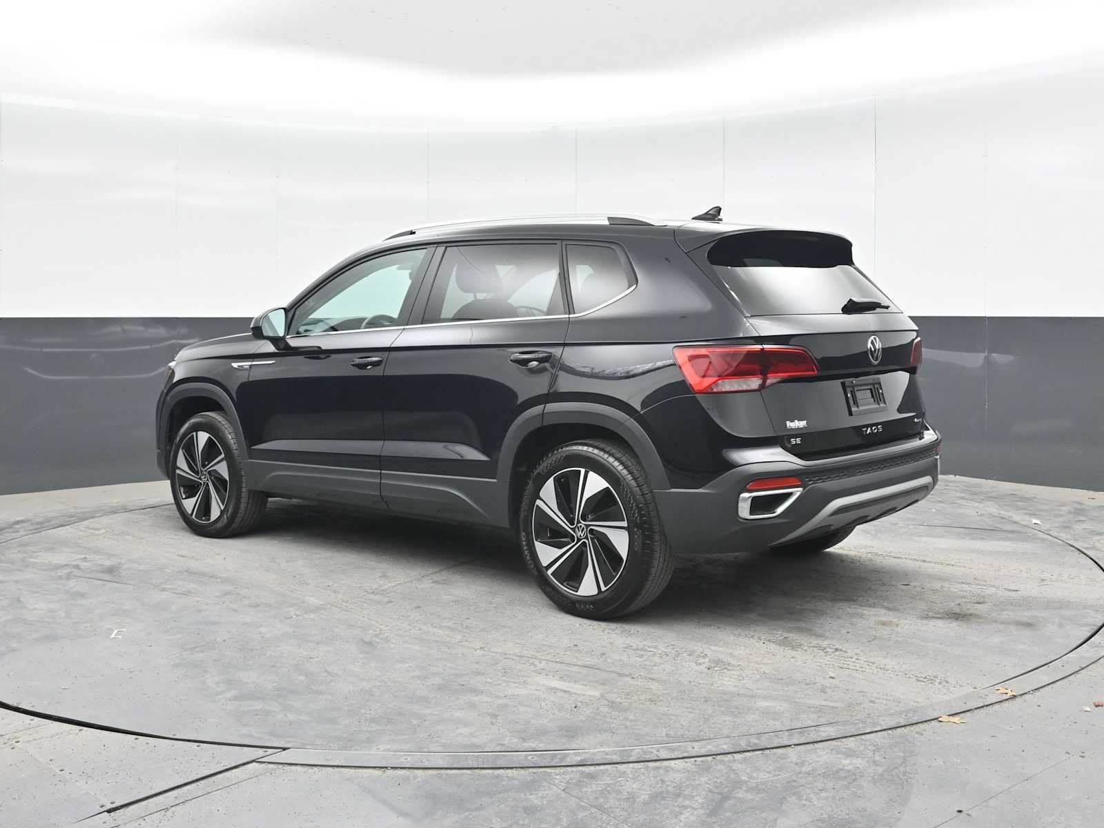 Used 2024 Volkswagen Taos SE AWD/4WD image 2