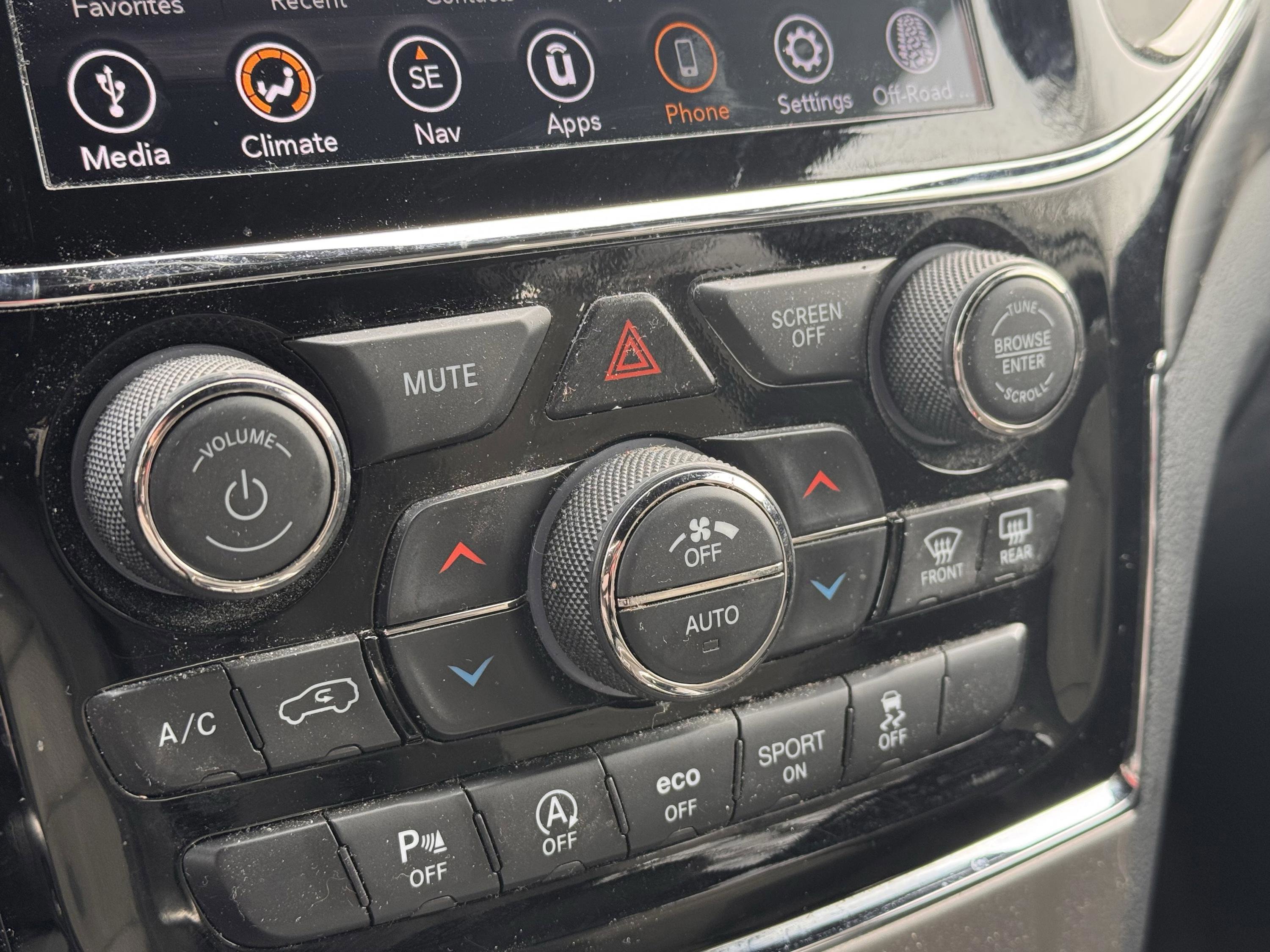 Used 2020 Jeep Grand Cherokee Laredo w/ 18" Wheel & 8.4" Radio Group image 18