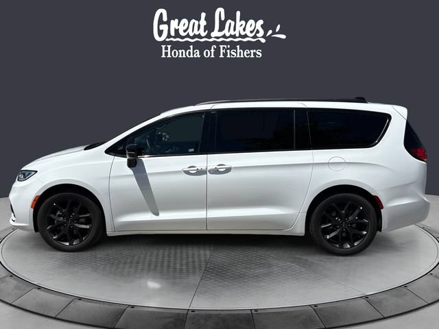 Used 2025 Chrysler Pacifica Limited FWD image 2