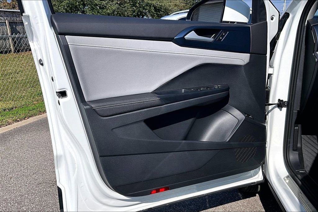 Used 2024 Volkswagen Taos SE image 17