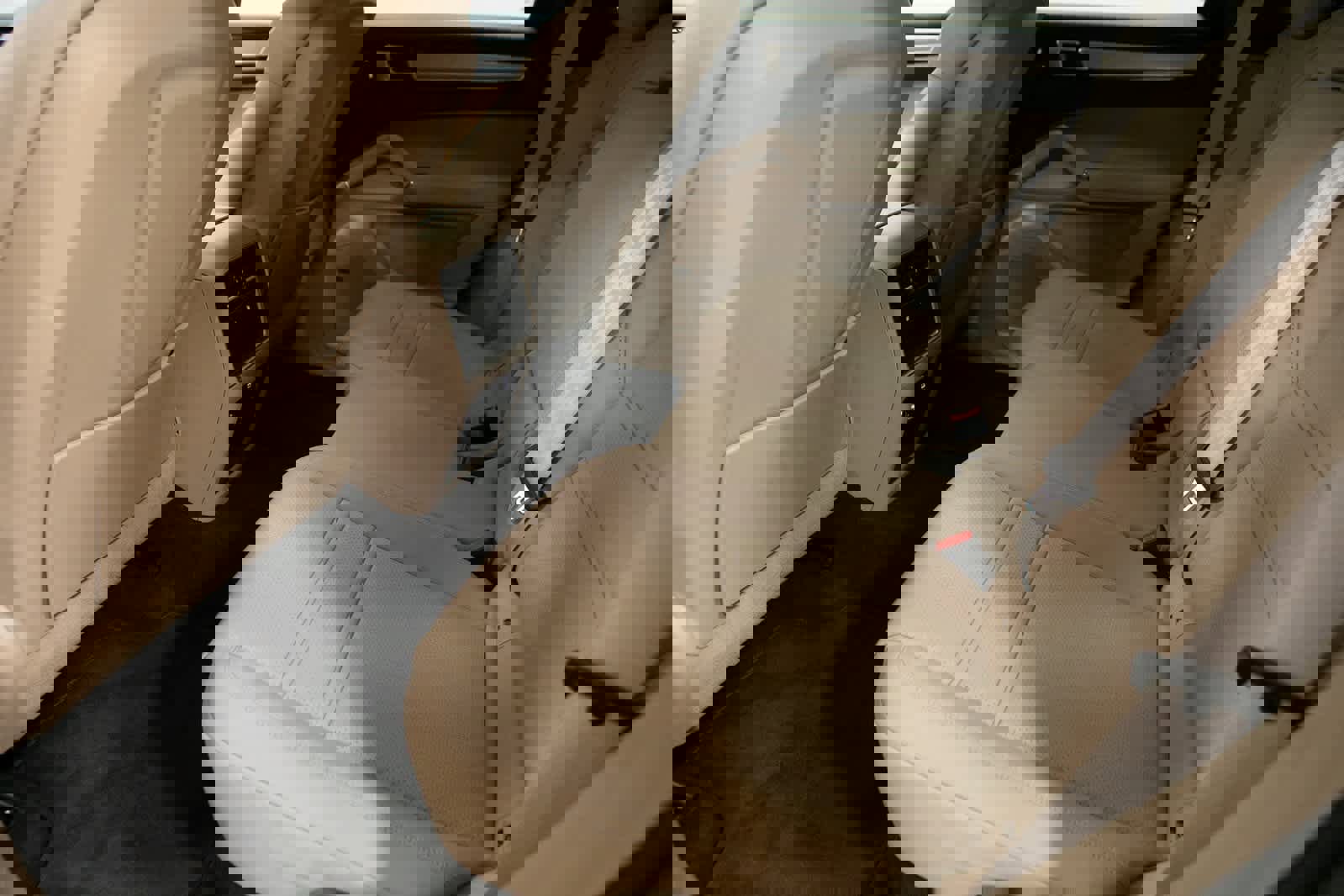 Certified 2022 Porsche Cayenne Platinum Edition image 23