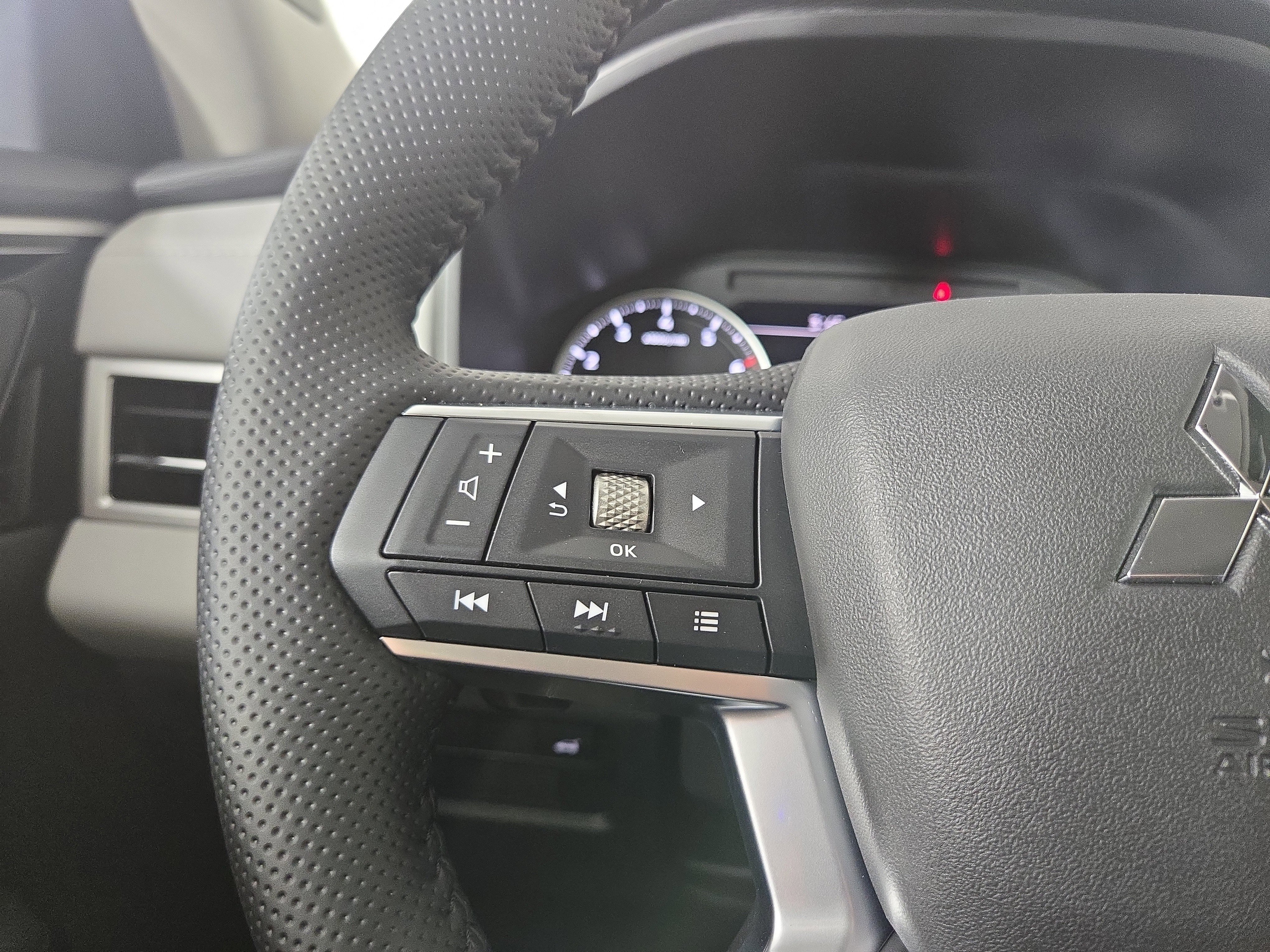 New 2025 Mitsubishi Outlander SE image 15