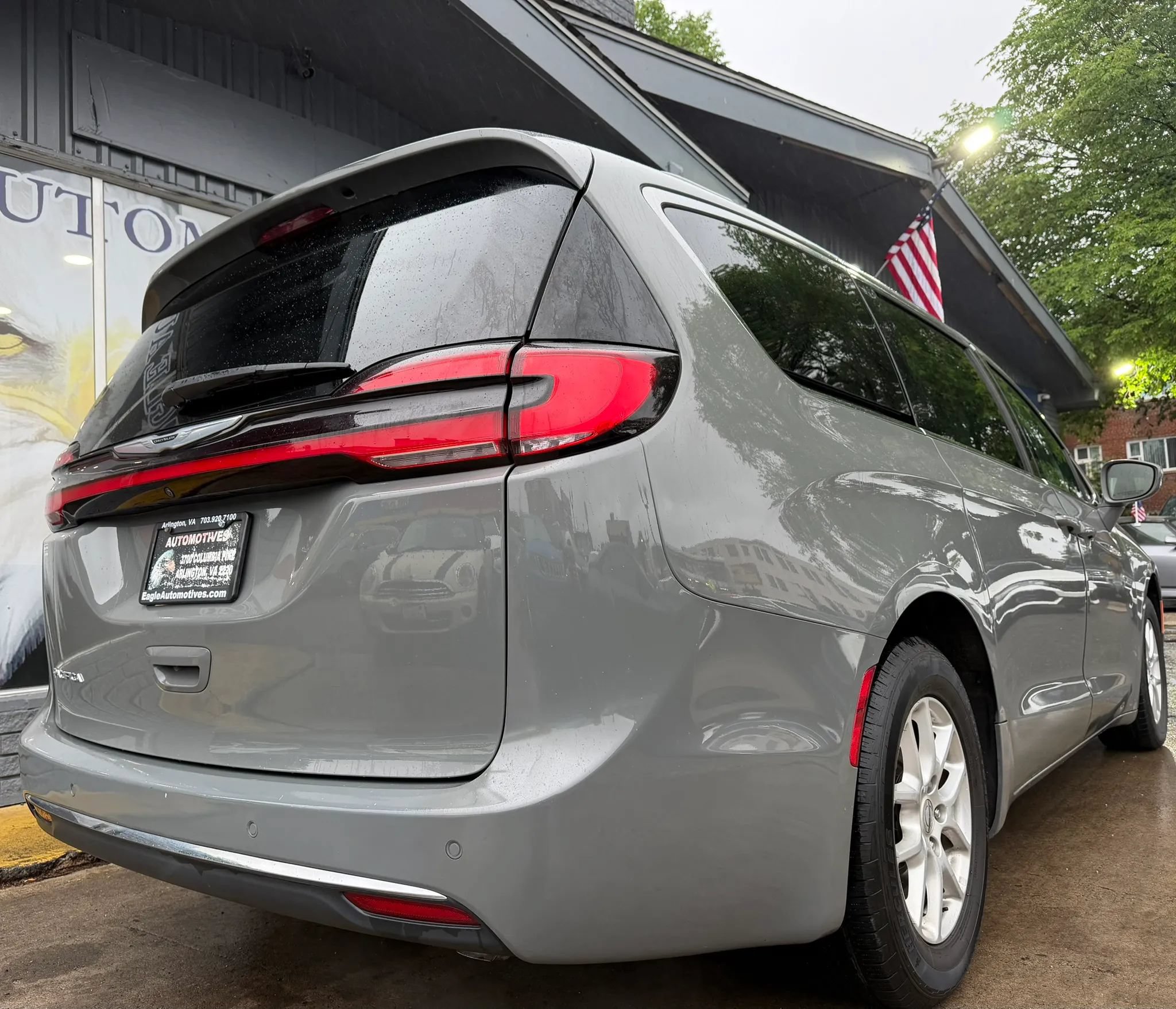 Used 2022 Chrysler Pacifica Touring-L FWD image 3