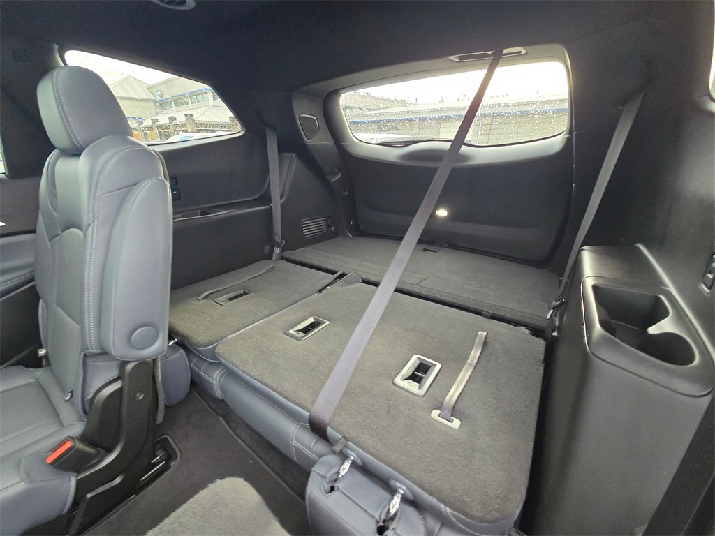 Used 2023 Buick Enclave Essence image 11