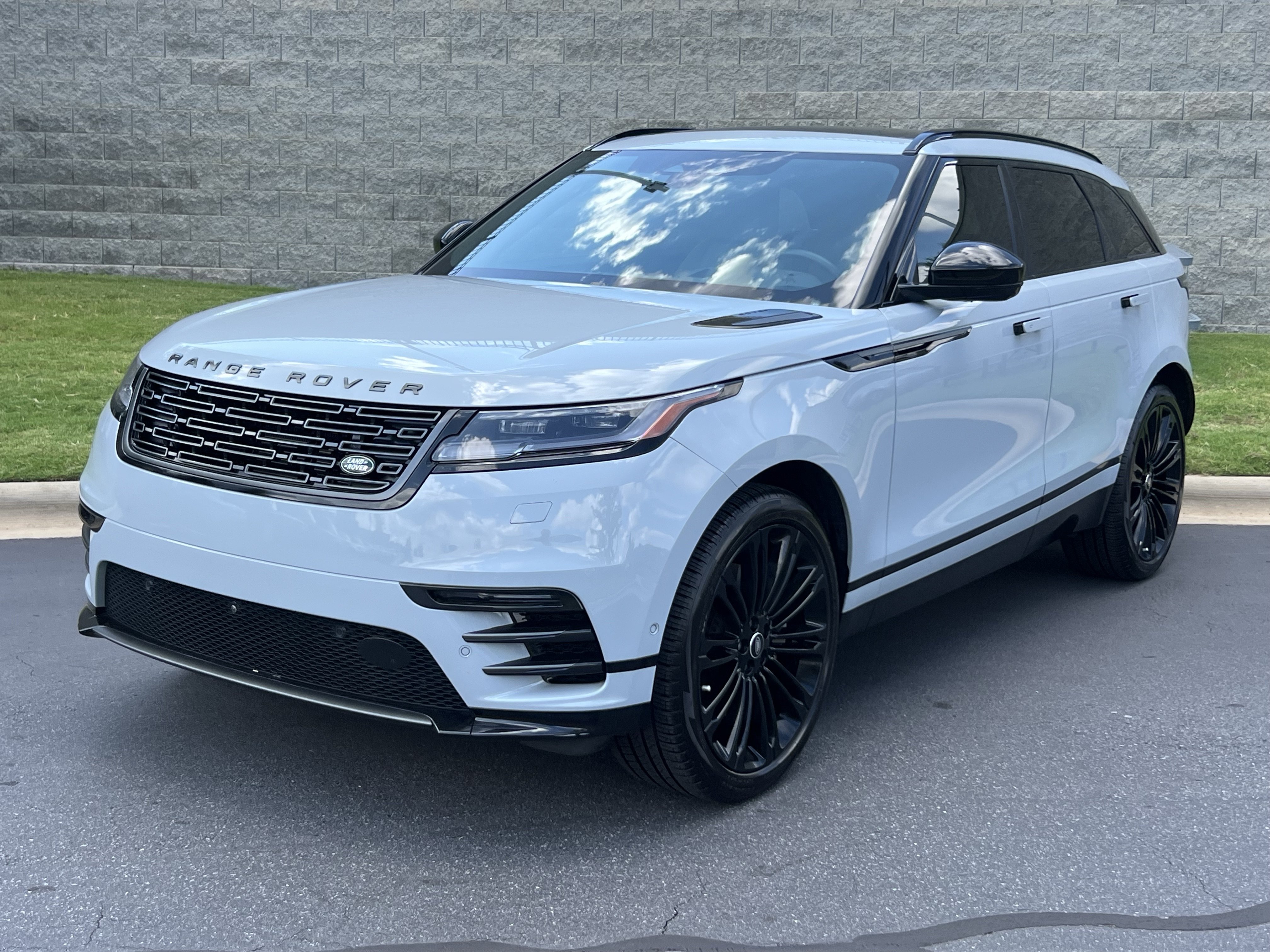 Certified 2026 Land Rover Range Rover Velar Dynamic SE AWD/4WD image 2