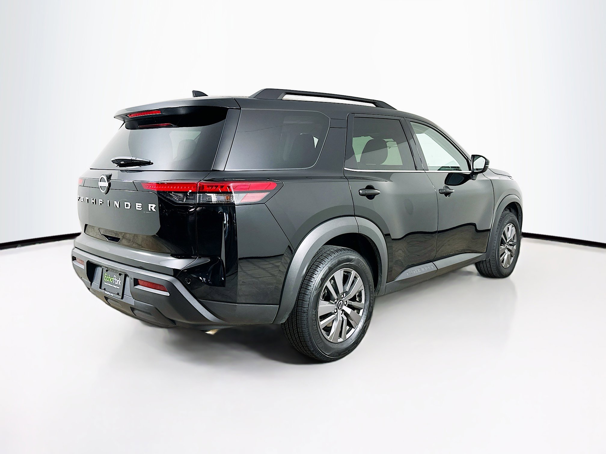 Used 2025 Nissan Pathfinder SV image 9