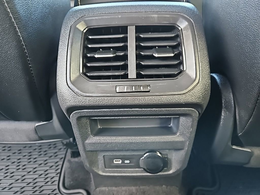 Used 2024 Volkswagen Tiguan SE image 30