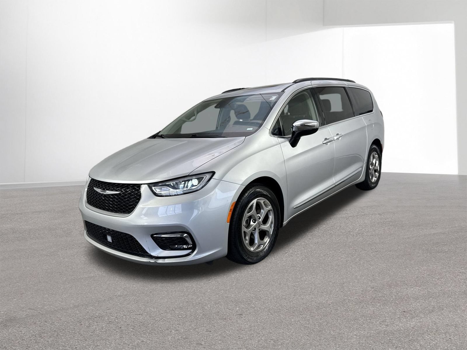 Used 2023 Chrysler Pacifica Limited FWD image 2
