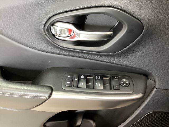 Used 2019 Jeep Cherokee Latitude Plus w/ Comfort/Convenience Group AWD/4WD image 17