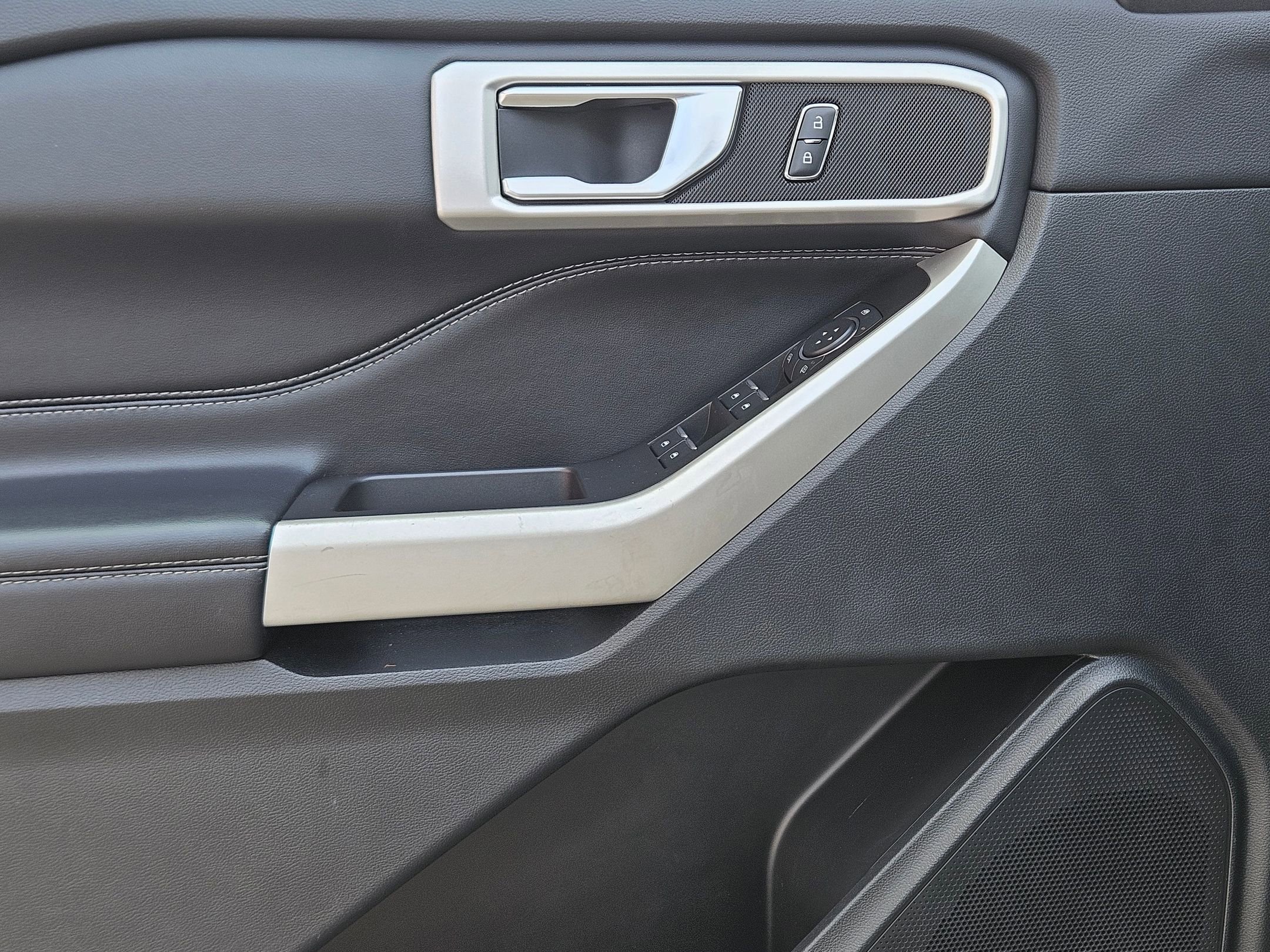 Used 2022 Ford Explorer XLT image 18