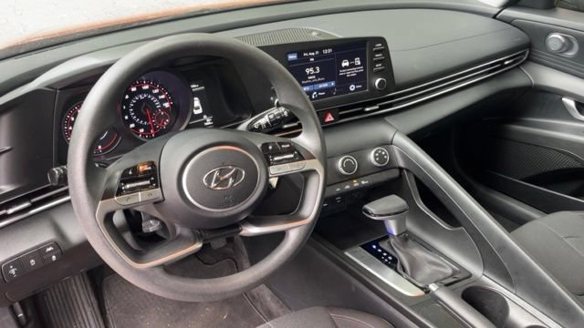 Used 2023 Hyundai Elantra SE FWD image 6