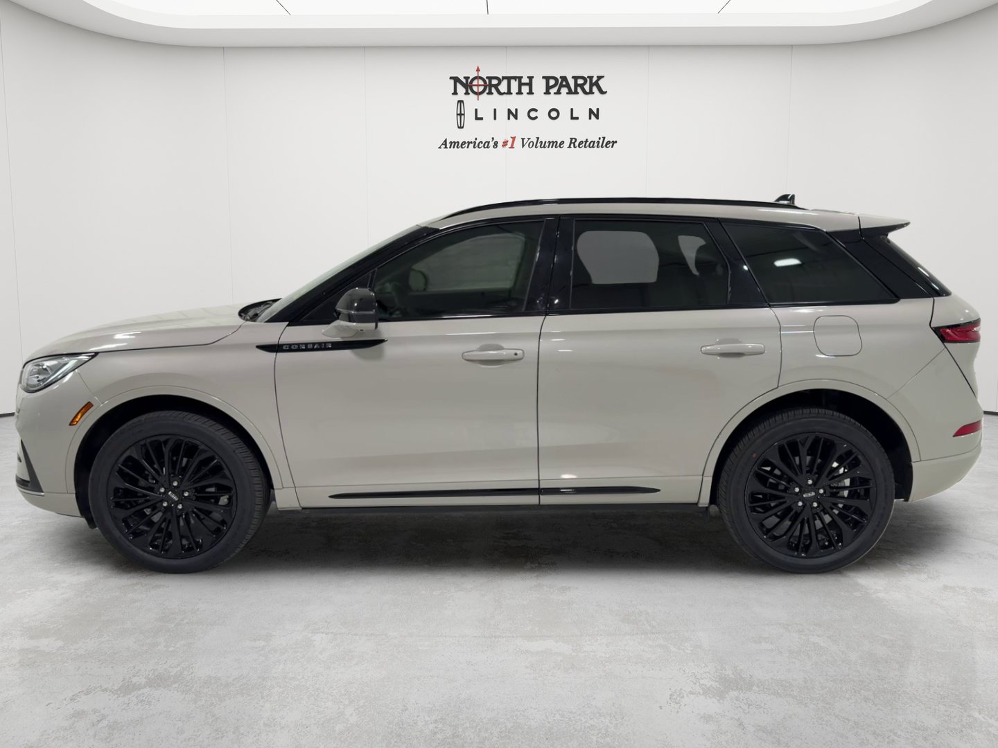 Used 2024 Lincoln Corsair Reserve w/ Equipment Group 201A AWD/4WD image 2